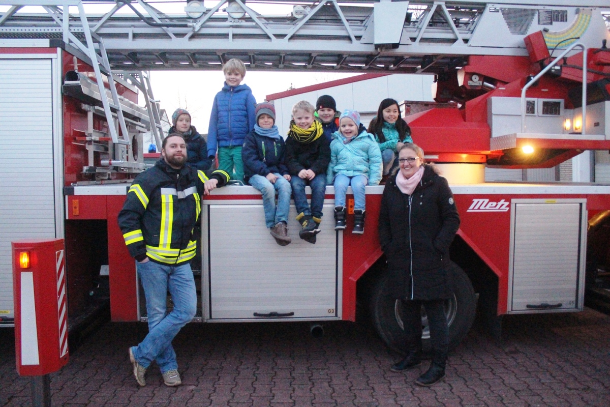 „Feuerdrachen“ auf Entdeckungstour</br>Kinderfeuerwehr besichtigt Feuerwehrhaus