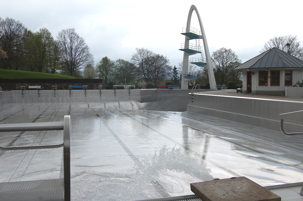Wasser läuft in die Schwimmbecken</br>Bergbad zum 1. Mai betriebsbereit