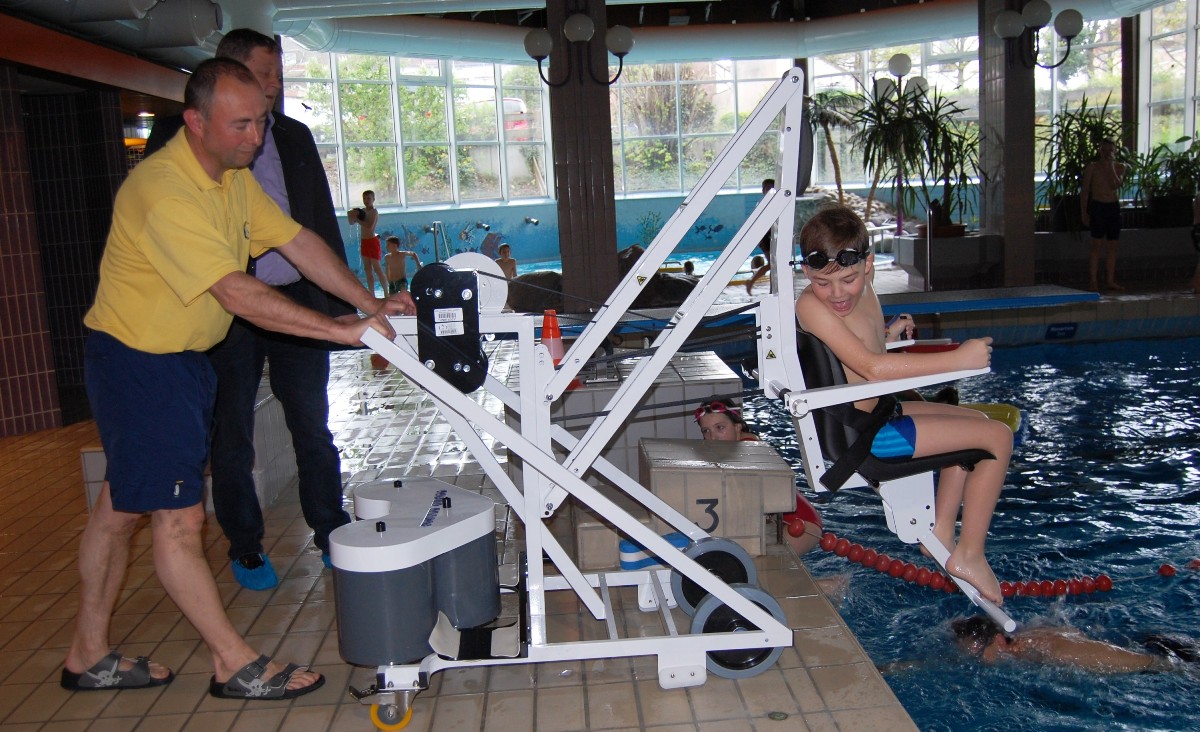 Neuer mobiler Schwimmbecken-Lift</br>Assistent für Menschen mit Handicap