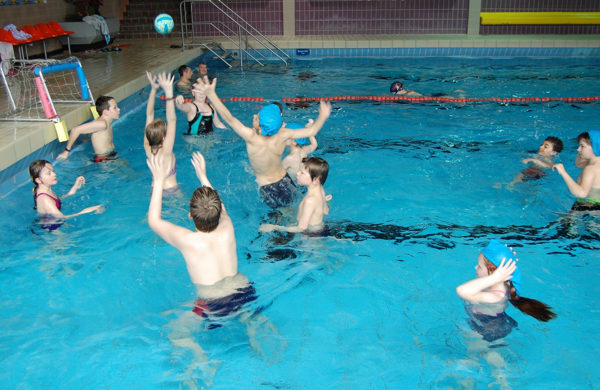 Piranhas fangen Fische</br>Spiel und Spaß im Dr.-Faust-Hallenbad