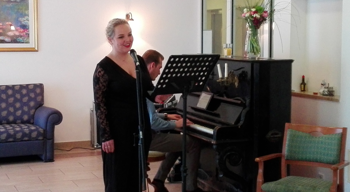 Bekannte Volkslieder zum Mitsingen</br>DSDS Shannen Klocke-Abel singt im „Herminenhof“