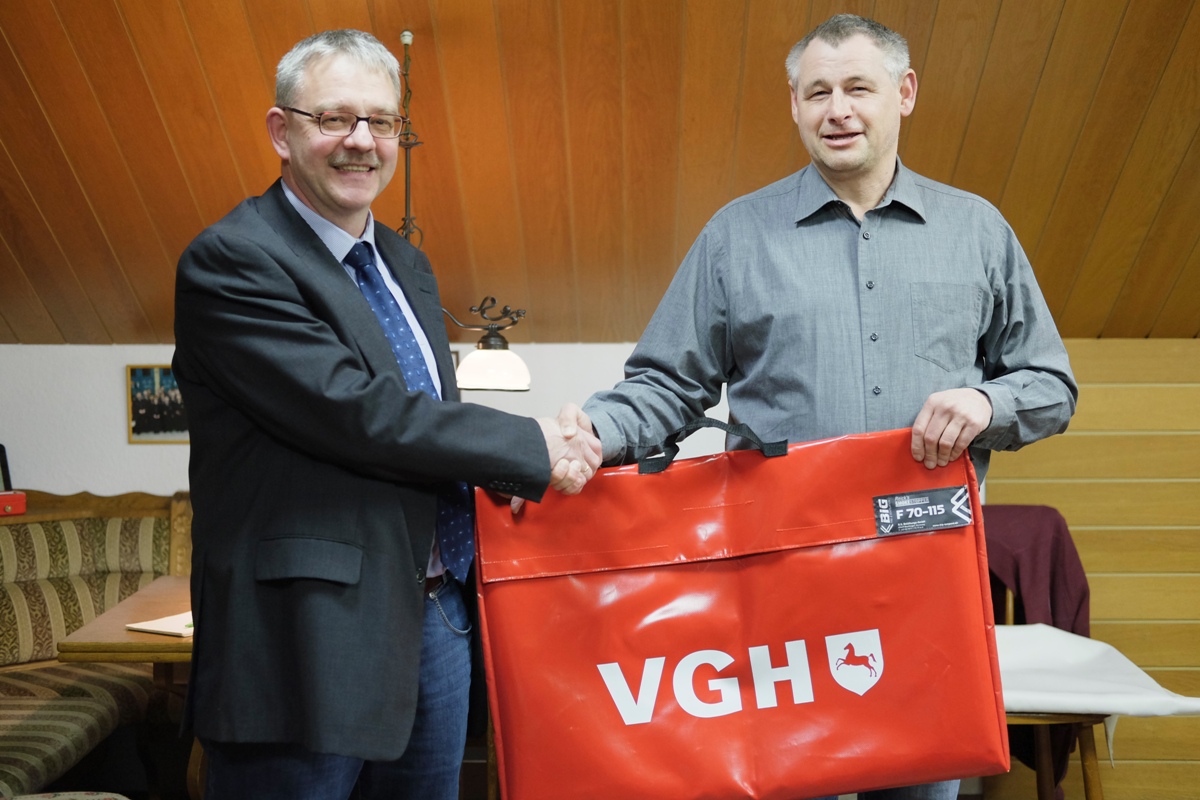 Vier Rauchverschlüsse für die Feuerwehren</br>VGH-Vertretung Michael Kraus unterstützt Brandbekämpfung