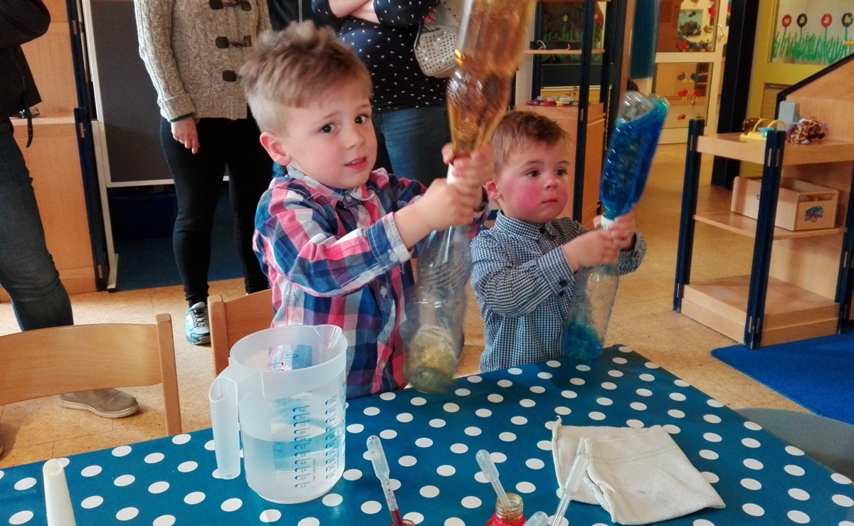 „Können Tomaten schwimmen?“</br>Forschertag im Kindergarten „Arche Noah“