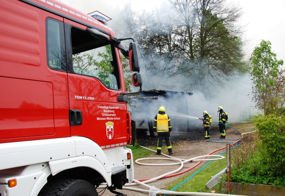 Feueralarm während der Maiklänge</br>Carport-Brand fordert 36 Einsatzkräfte