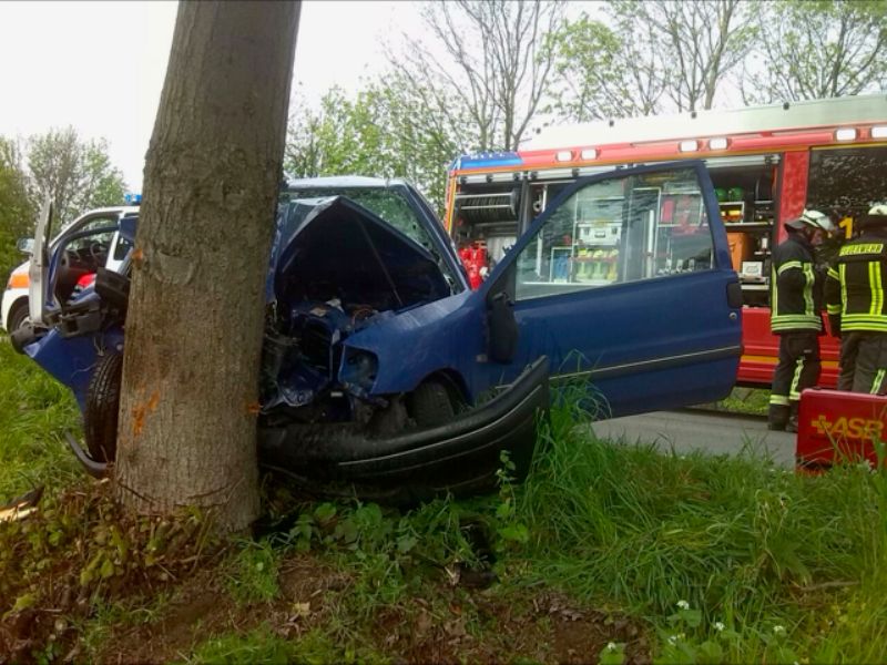 Schwerer Verkehrsunfall</br>Frontal gegen Baum