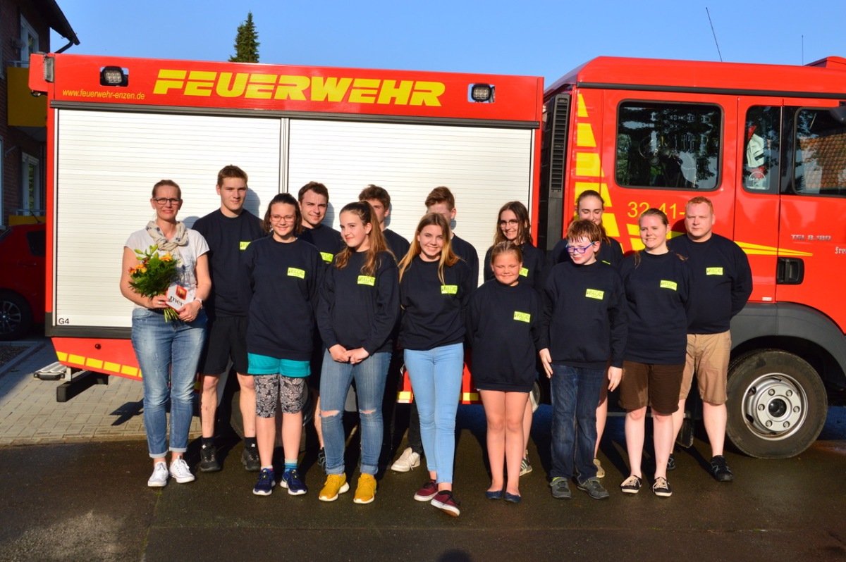 Neue Pullover für die Jugendfeuerwehr