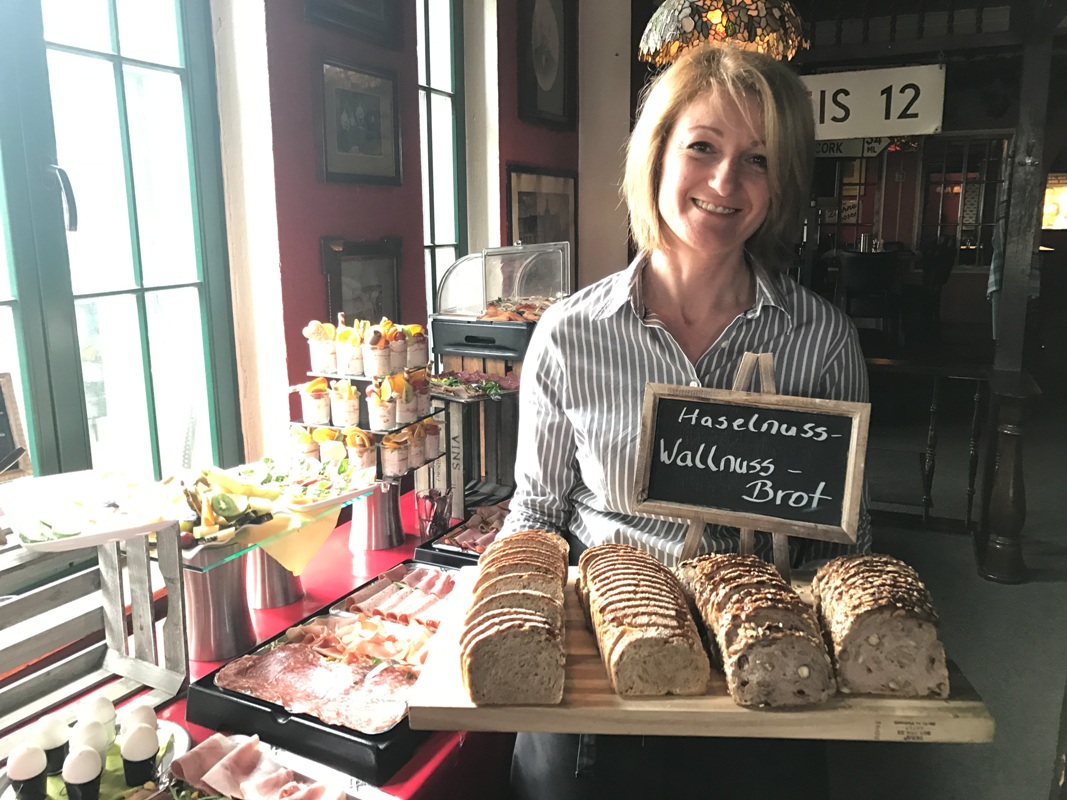 Frisches Brot beim Frühstücks-Büffet</br>„Minchen“ setzt noch mehr auf heimische Produkte