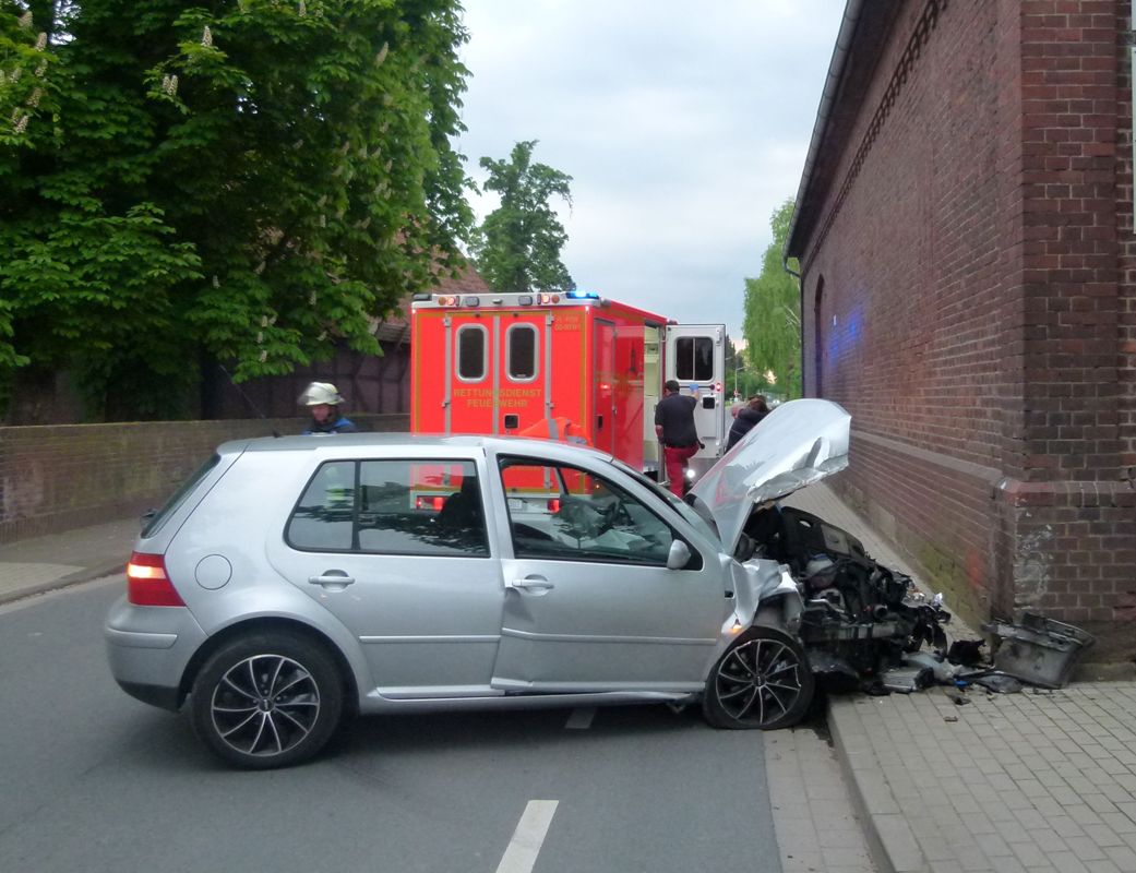 Auto kracht gegen Hauswand