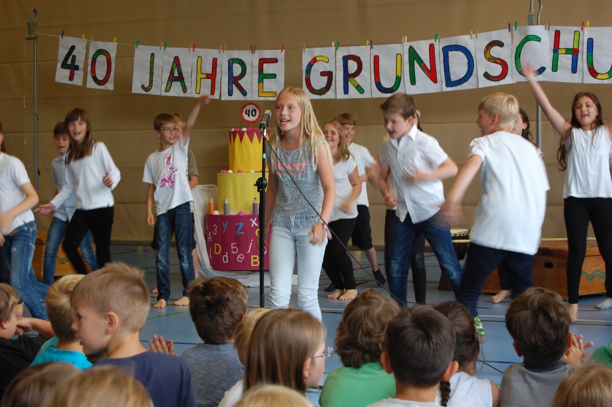 „Diese Schule gibt Hoffnung für die Zukunft“</br>40 Jahre Grundschule Am Harrl