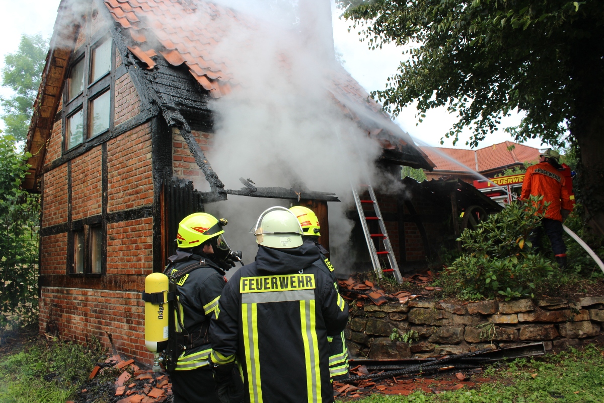 Feuer greift auf Dach über