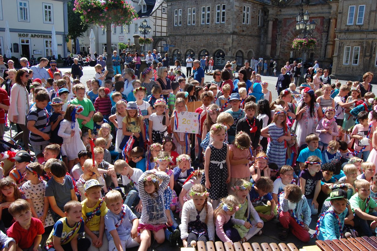 700 Kinder feiern Krengelfest auf Marktplatz</br>Erinnerung an Wirken von Dr. Bernhard Christoph Faust