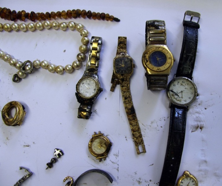 Tüte mit Schmuck im Wasser gefunden</br>Polizei sucht Eigentümer