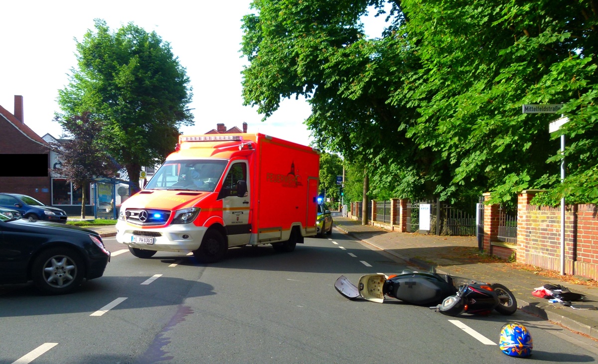 Autofahrer nimmt Rollerfahrer Vorfahrt