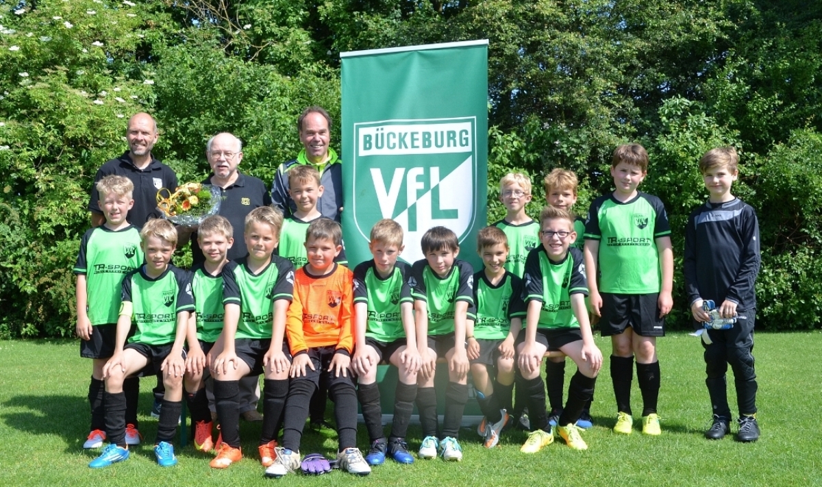 Neue Trikots für VfL-Jugend