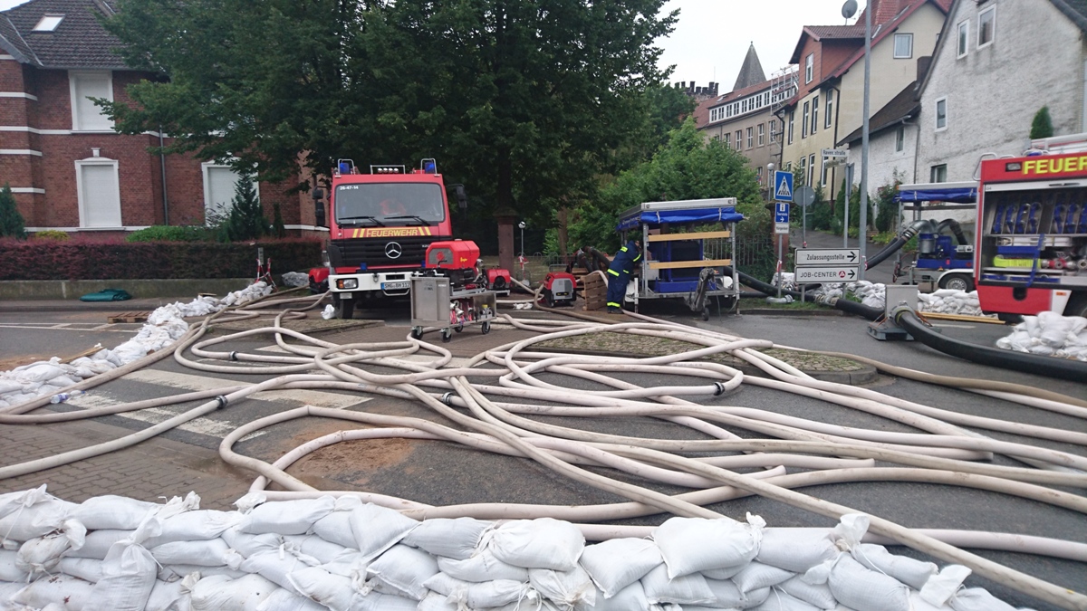 10.000 Sandsäcke gemeinsam mit Bürgern gefüllt</br>Kreisfeuerwehrbereitschaft in Alfeld im Einsatz