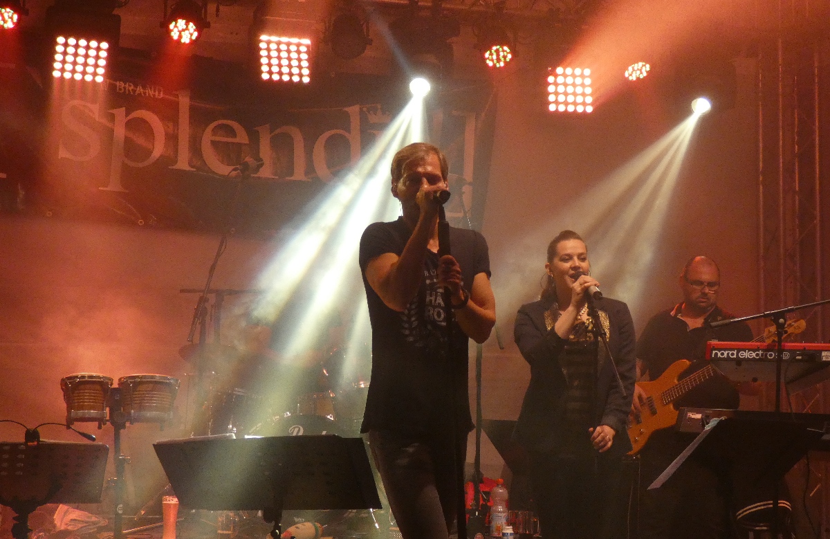 Partystimmung bis tief in die Nacht</br>„The New Brand ’splendid“ rocken den Marktplatz