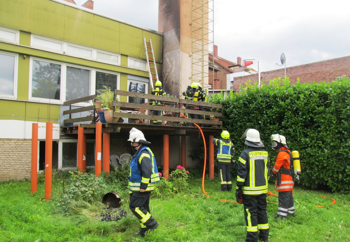 Feuer auf Balkon bedroht Wohnhaus</br>29 Einsatzkräfte der Feuerwehr