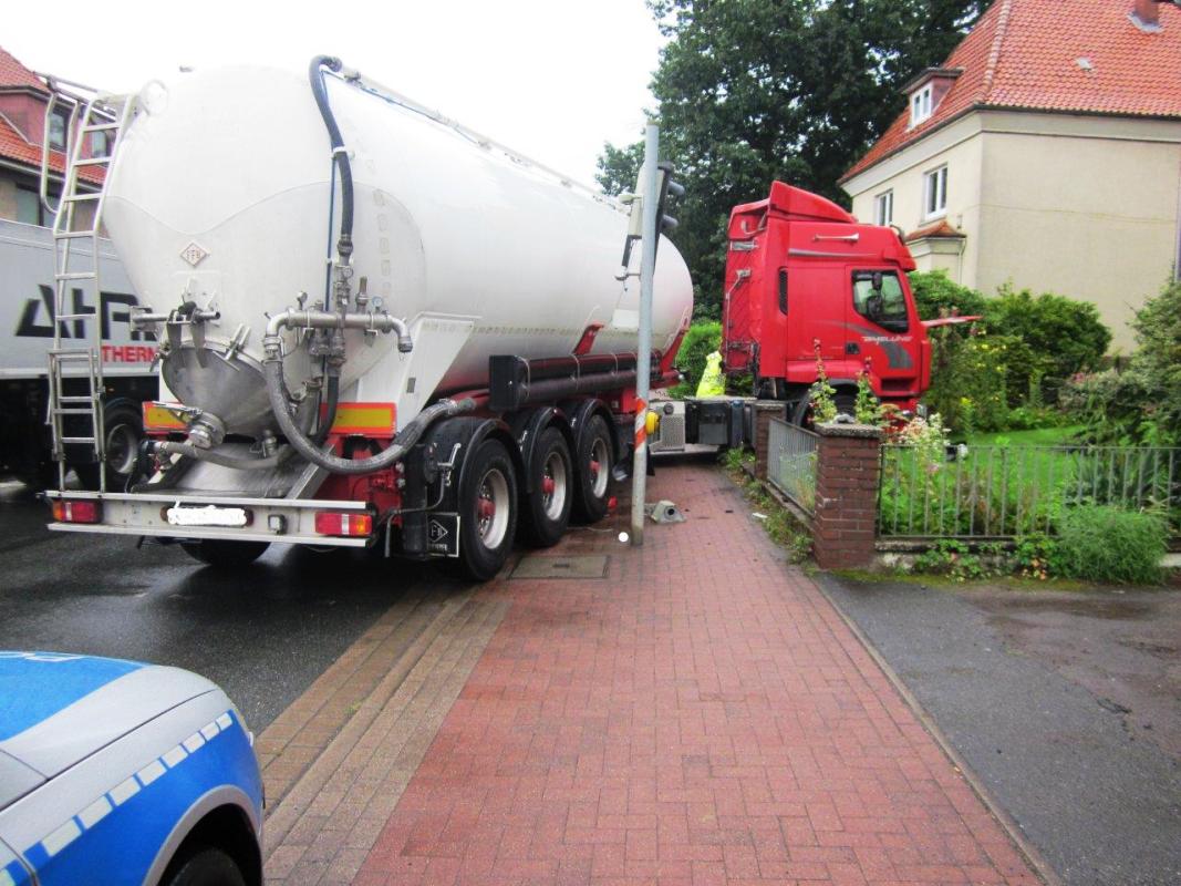 Steht ein Sattelzug im Vorgarten
