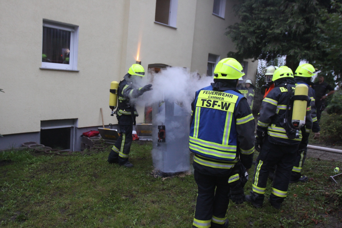 Feuerwehr löscht Feuer</br>Keine Verletzten bei Kellerbrand