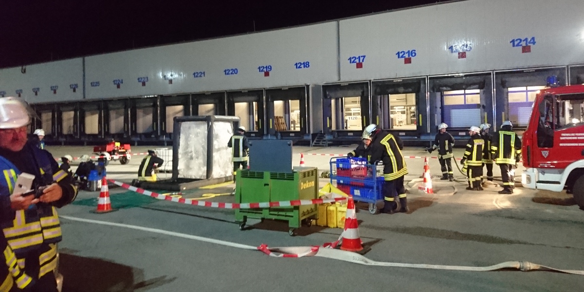 Gefahrgut läuft aus</br>Defektes Fass in Speditionshalle