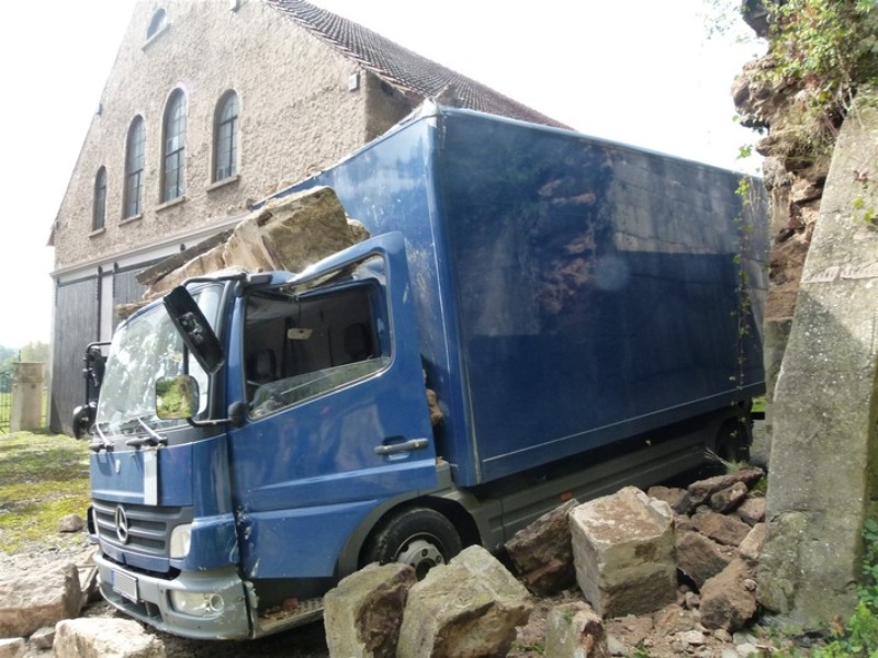 Steinerner Torbogen kracht auf Lkw