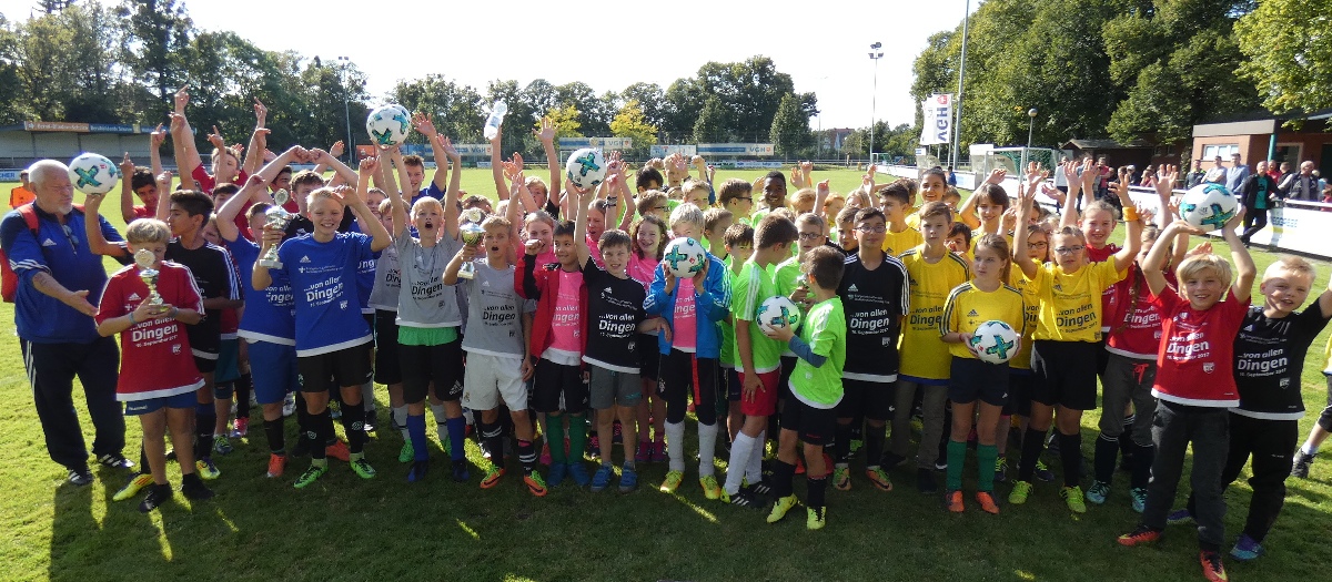 Kinder haben Spaß beim Reformationscup</br>Benefizspiel FC Schaumburg gegen „Kirchen-Kicker“
