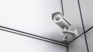 Videoüberwachung Videoüberwachungskamera an Hauswand filmt
