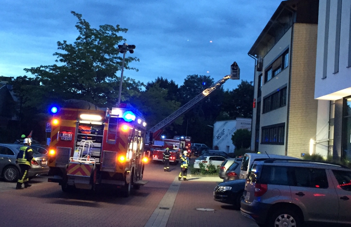 Zugübung in der Sparkasse</br>Feuerwehr „rettet“ elf Personen aus Bürogebäude