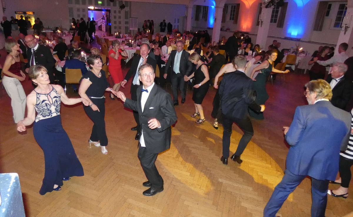 Schaumburgs Damen zeigen Farbe</br>Sommerliche Temperaturen beim Stadtball