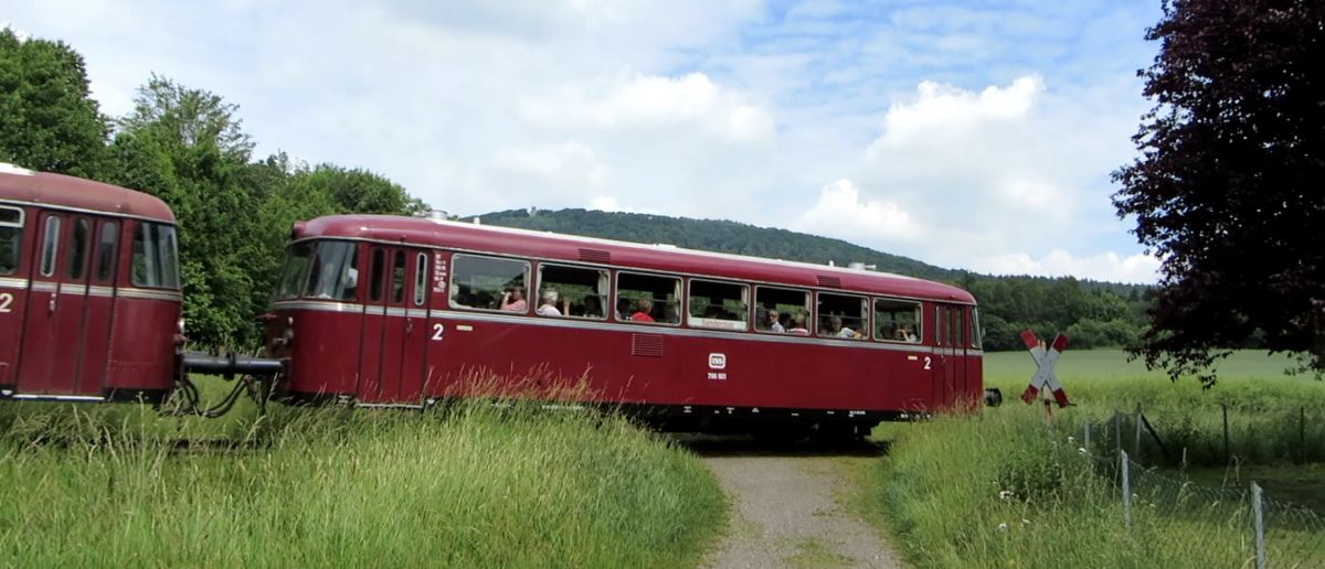 Mit Schienenbus durch die Landschaft