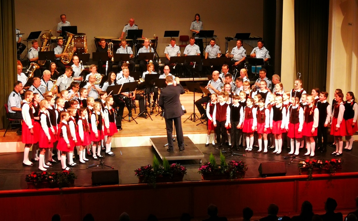 Hochkarätiges Benefizkonzert</br>Bundespolizeiorchester und Schaumburger Märchensänger brillieren im Rathaussaal