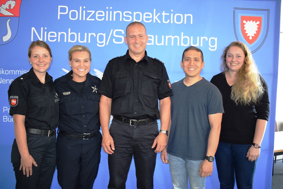 Polizeibeamte aus USA besuchen Polizeiinspektion
