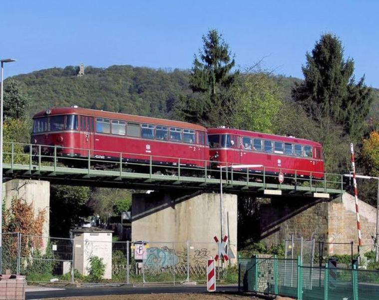 Schienenbus fährt am Sonntag