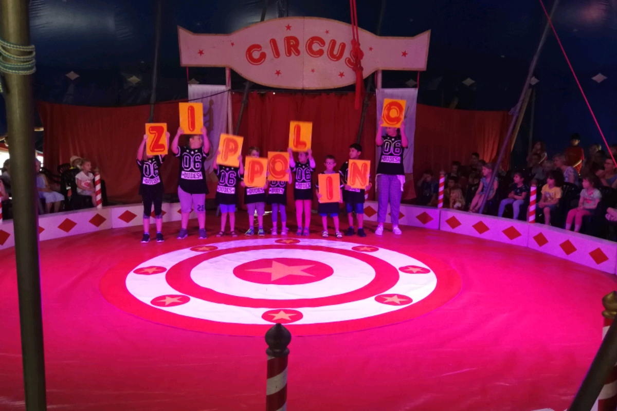 Unterricht im Zirkuszelt</br>Zirkus „Zippolino“ zu Gast bei der Grundschule Am Harrl