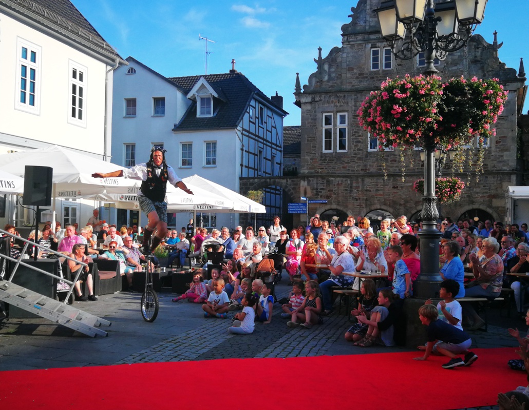 Zauberer begeistert mit Tricks und Scherzen</br>Bühnensommer verzaubert mit „Rinaldo“ und „Route 66“