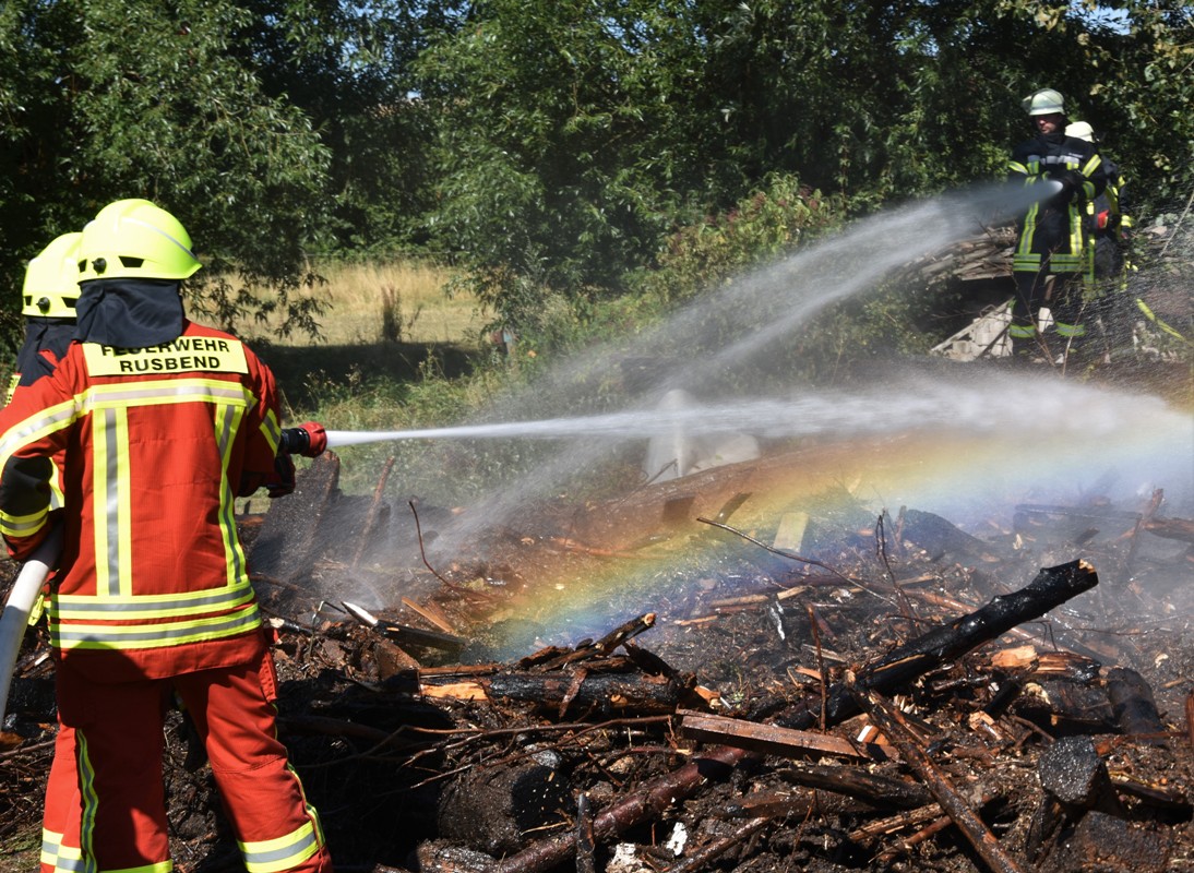 Brand eines großen Holzstapels