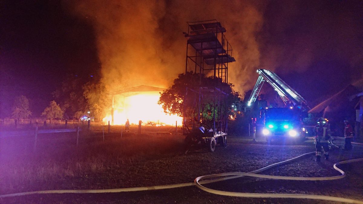 Stroh in Scheune brennt</br>153 Einsatzkräfte vor Ort