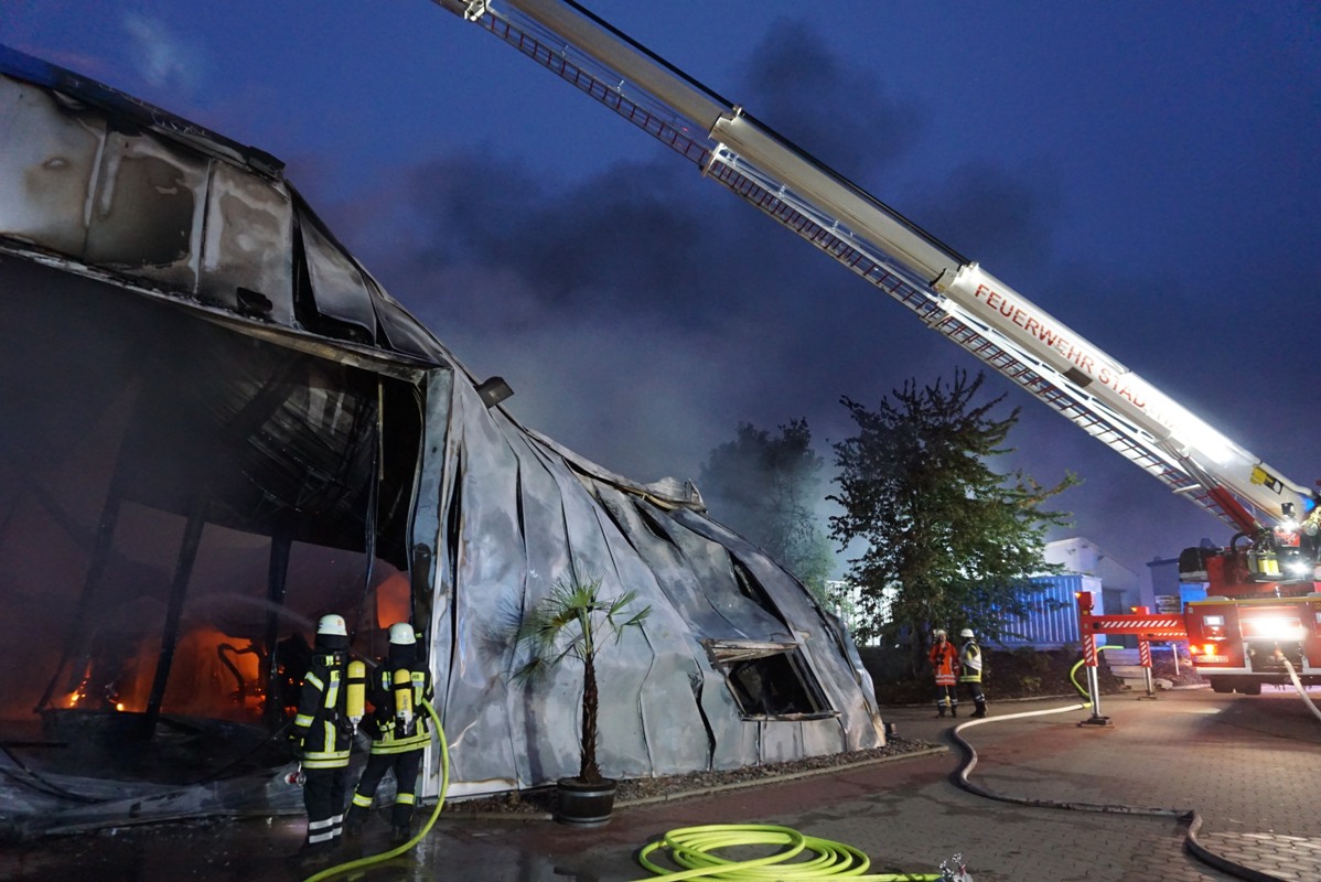 Großbrand in Nienstädt</br>Industriehalle niedergebrannt