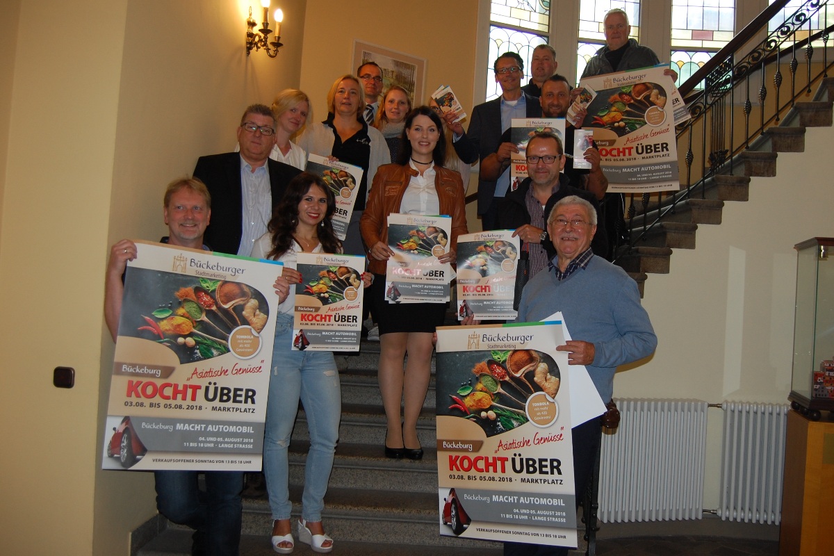 Asiatische Genüsse auf dem Marktplatz</br>Bückeburg kocht über + Autoschau