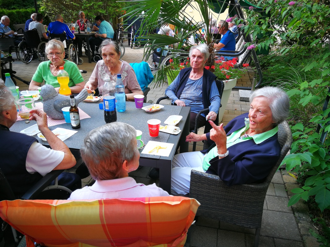 Club der 90er</br>Grillfest im „Haus Herminenhof“ begeistert Senioren