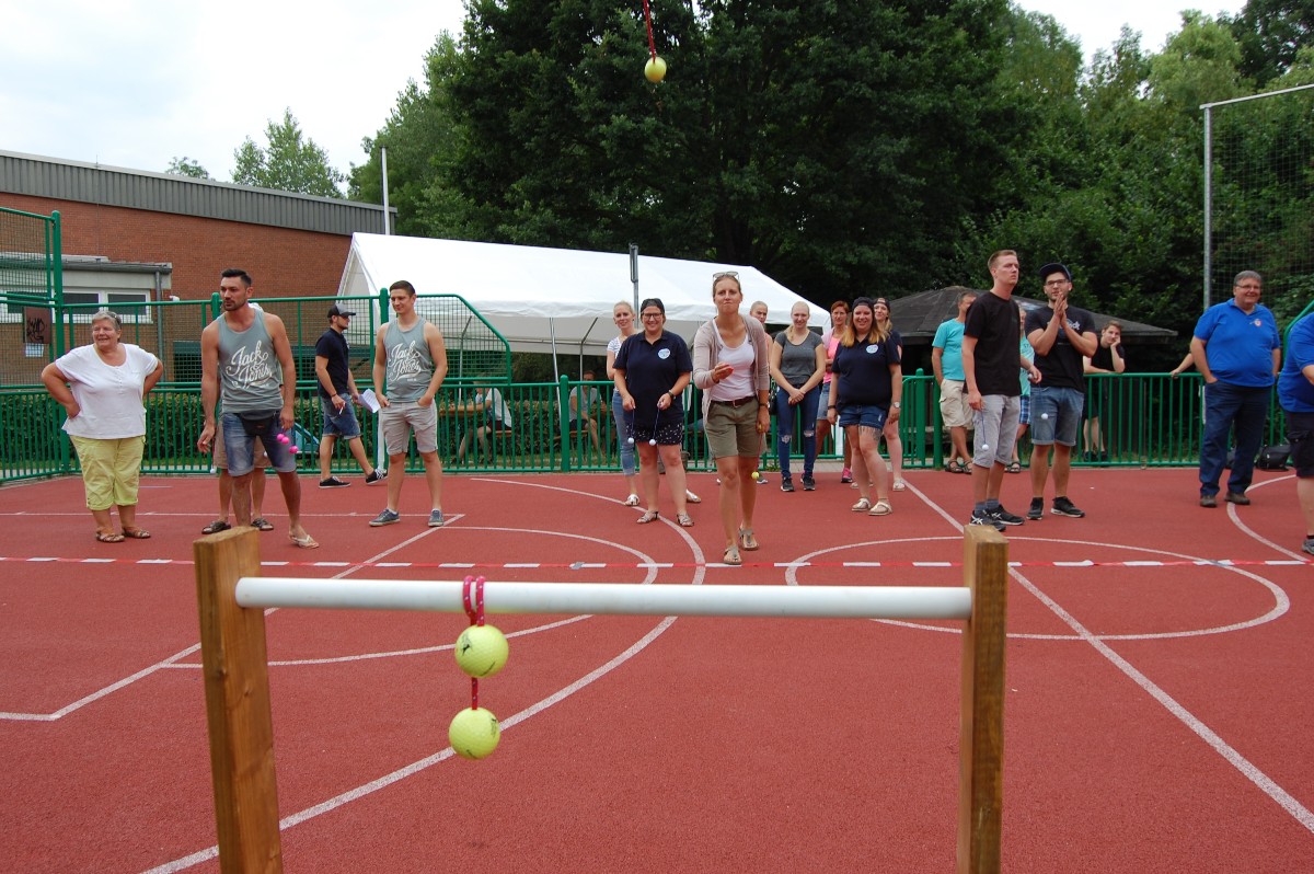Wanderpokal für „Dirty Danglers“</br>Leitergolfturnier des Auerotts mit 40 Teams