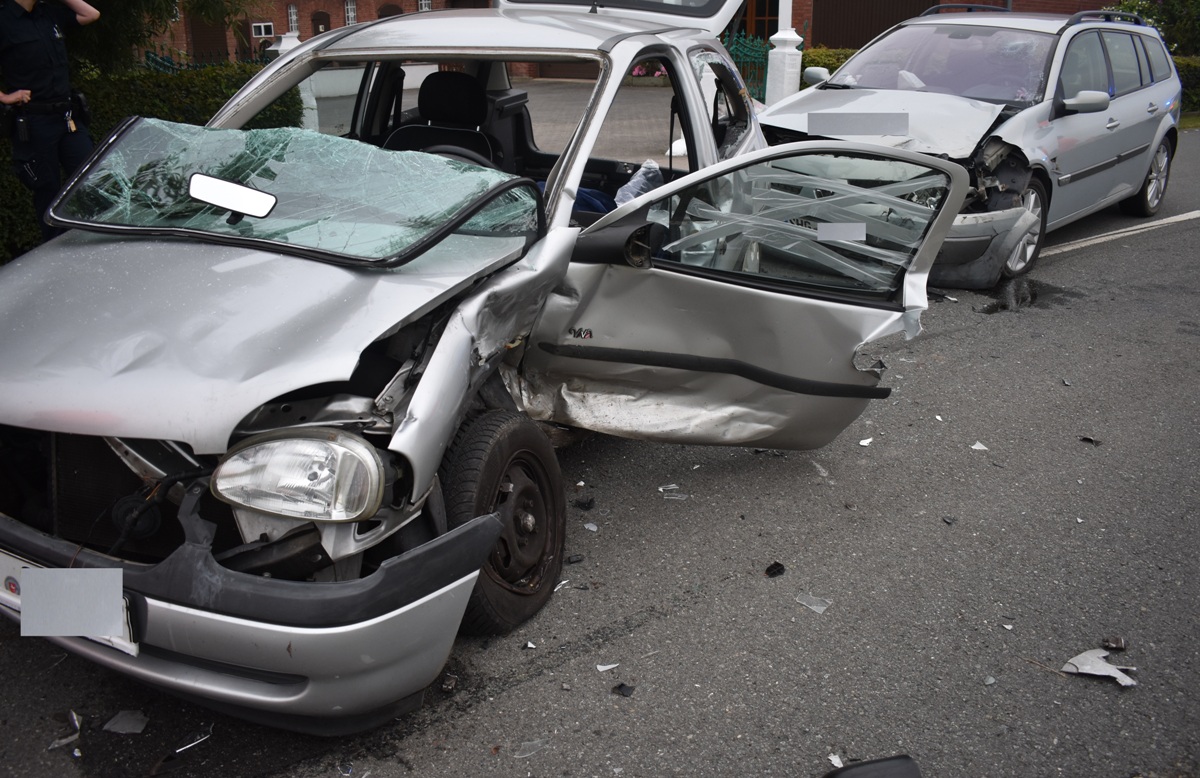 Zwei Totalschäden bei Verkehrsunfall