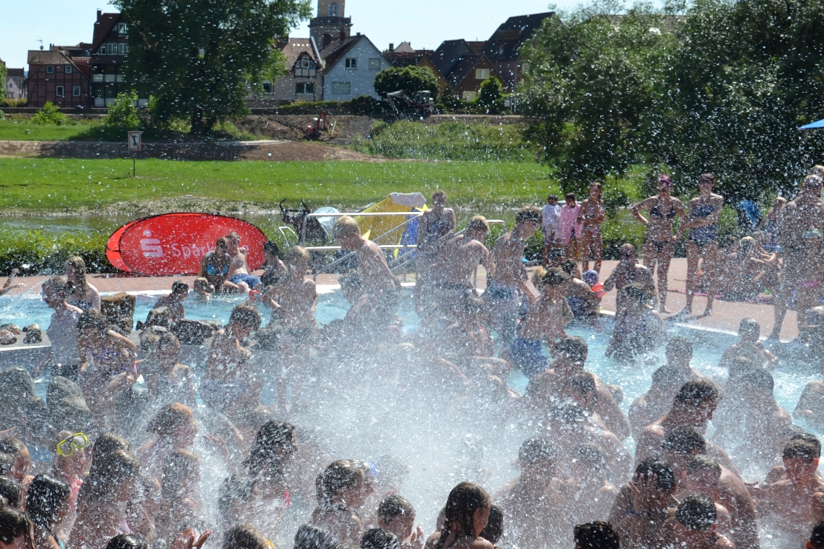 Poolparty im Weserangerbad</br>KNAX & S Club der Sparkasse laden ein