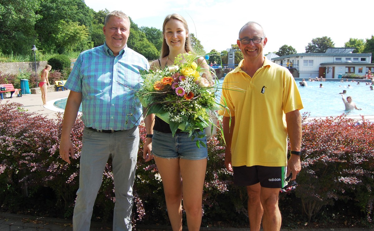 Bäder GmbH begrüßt 100.000ste Besucherin</br>Blumen und eine Saisonkarte für Katharina Stark