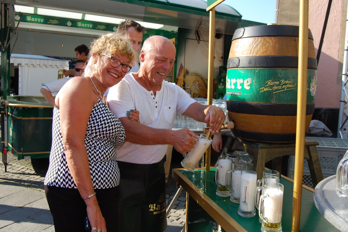 Ein Fass Barre-Freibier zum Auftakt</br>Bürgermeister eröffnet „Bückeburg kocht über“