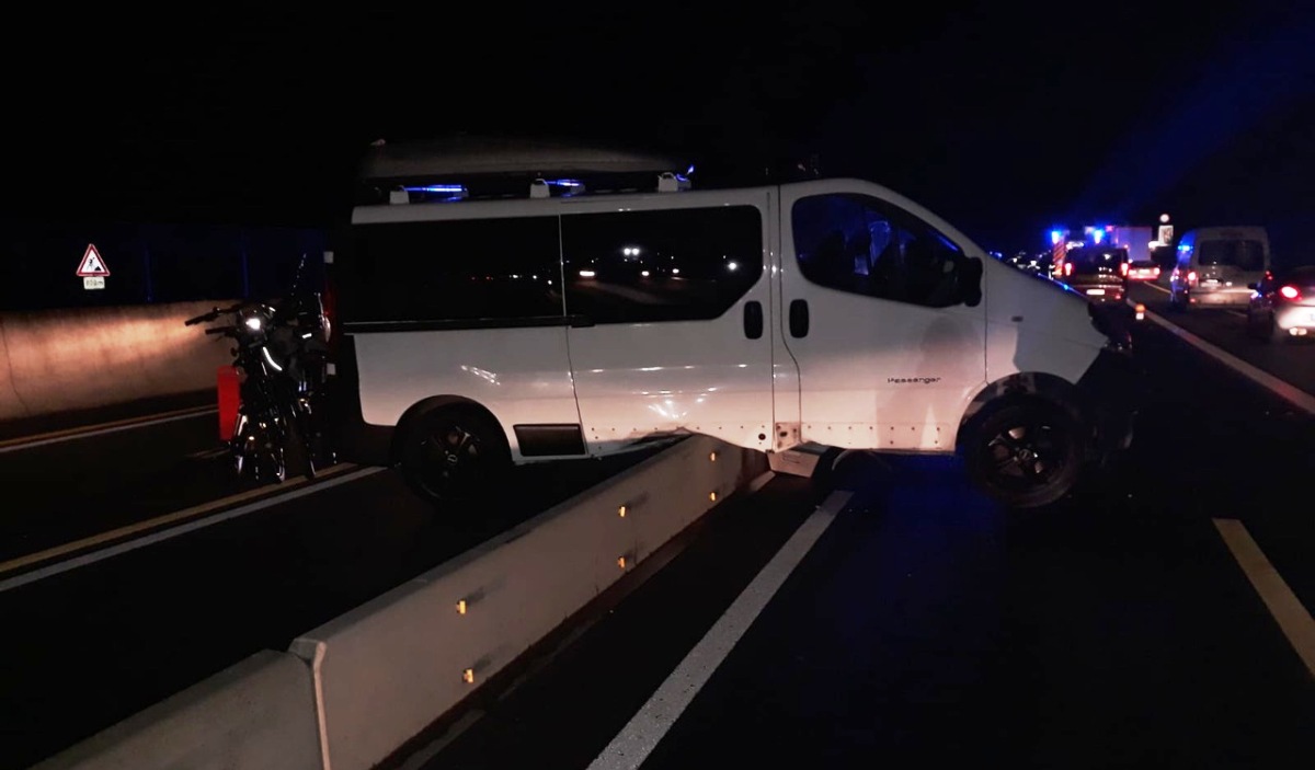 Campingwagen thront auf Betonabsperrung