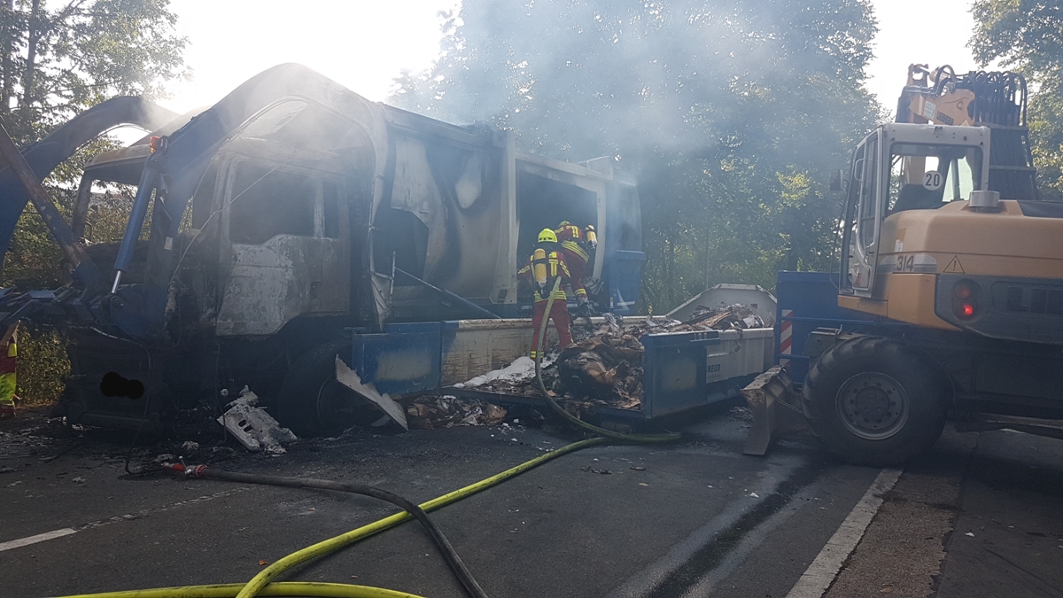 Brennender Müllwagen</br>Großeinsatz der Feuerwehren