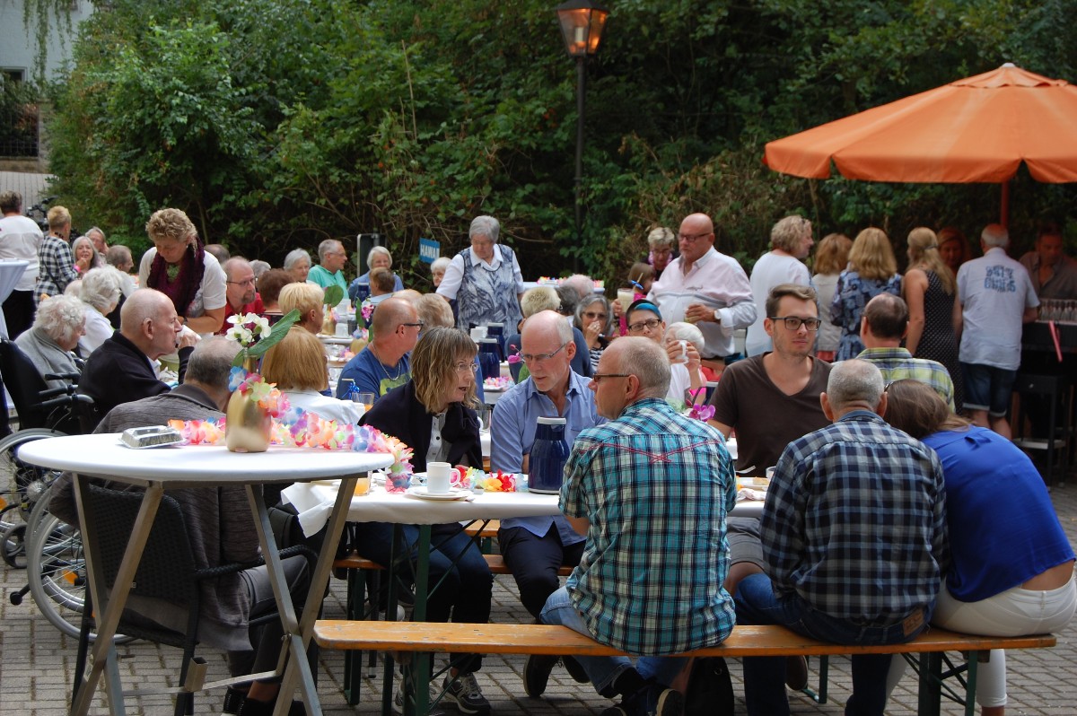 „Aloha“ im Haus Herminenhof</br>Sommerfest mit Cocktails und Live-Musik
