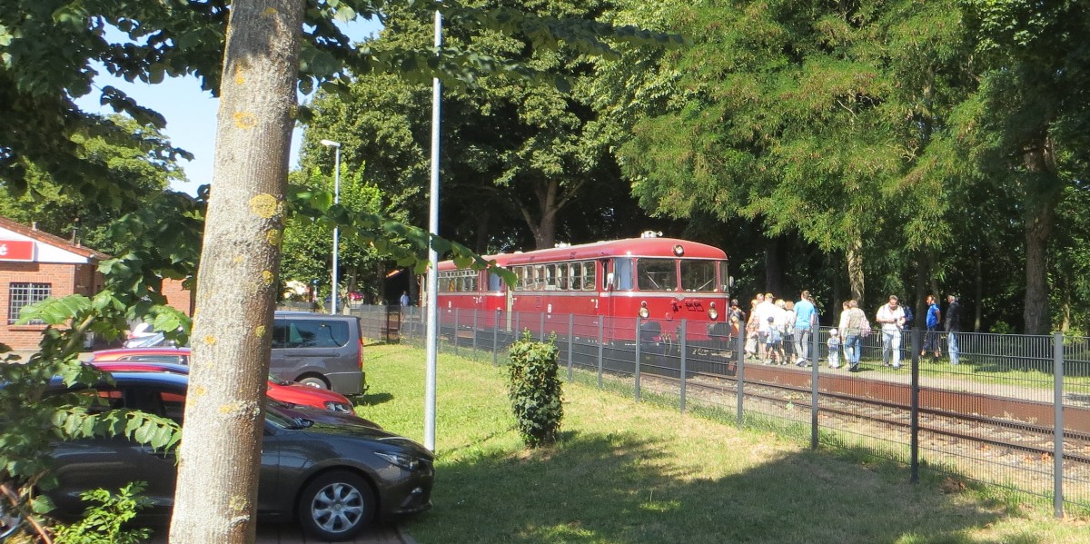 Schienenbus fährt am Sonntag
