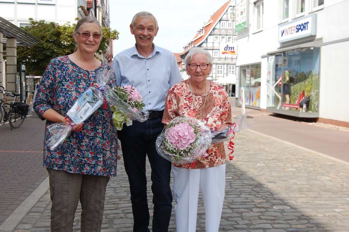 Stadtwerke übergeben Gewinne</br>Gewinnspiel zur Eröffnung Kundencenter